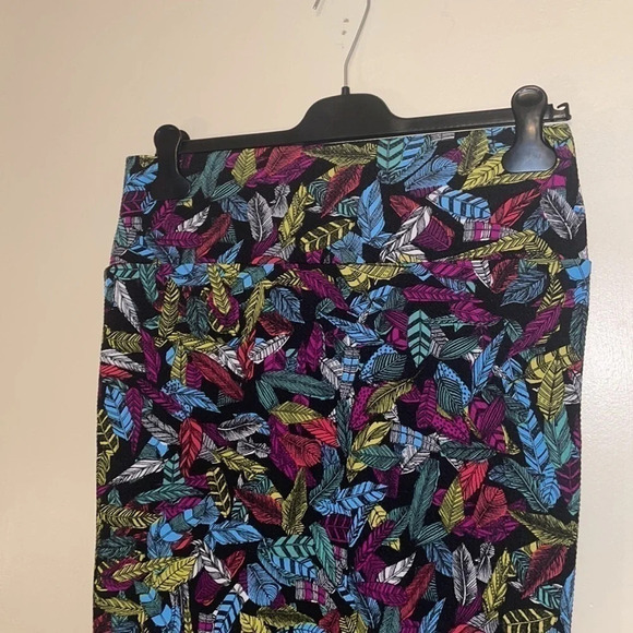 Lularoe women’s Skirt Medium 10 12 Cassie feather pattern pencil stretch black - Picture 3 of 8